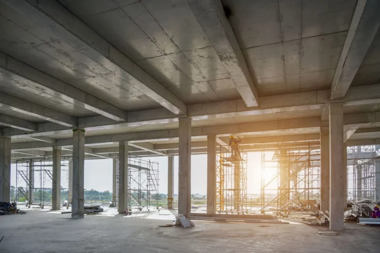 Große Baustelle mit Rohbau und Gerüsten – Vorbereitung für professionelle Bauendreinigung