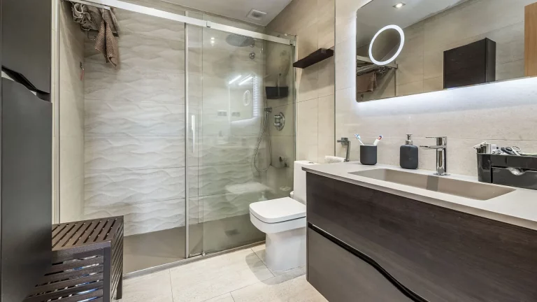 Frisch gereinigtes modernes Badezimmer mit Glasdusche, Waschbecken und Toilette – professionelle Grundreinigung für höchste Hygienestandards
