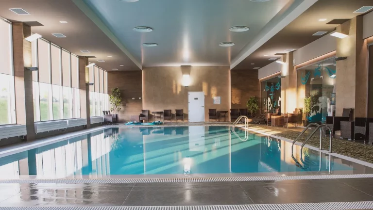 HSN Hotelreinigung – Innenpool mit Jacuzzi und Rattanmöbeln, gereinigt für höchste Hygienestandards